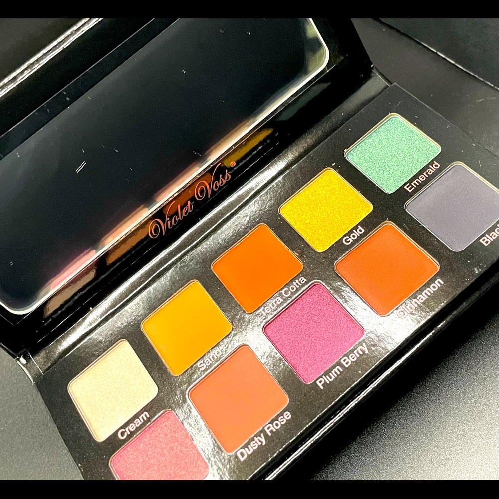 Violet Voss Essentials palette